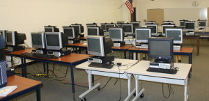 SMS computer lab has outdated HP computers, with Windows XP needing replacement. Photo by Trevor Keiser. 