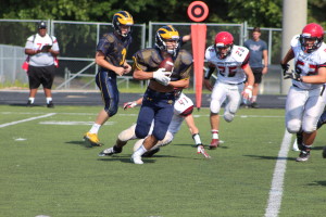 Josh Cantu runs a play against Grand Blanc during last Thursday’s scrimmages at Clarkston High School. Photo by Wendi Reardon